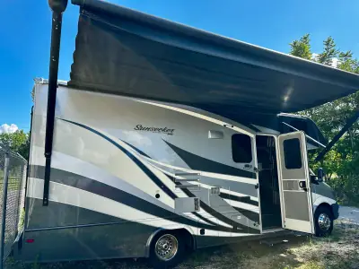 2017 FOREST RIVER SUNSEEKER photo 2