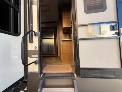 2017 Keystone MONTANA 3660RL photo 9