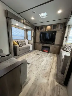 2018 Keystone SPRINTER 3531FWDEN photo 3