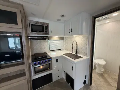 2022 Palomino SOLAIRE ULTRA LITE 242RBS photo 7
