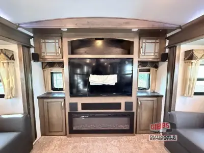 2018 Keystone Montana 3791RD photo 11