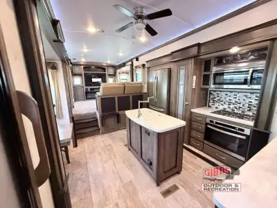 2018 Keystone Montana 3791RD photo 9