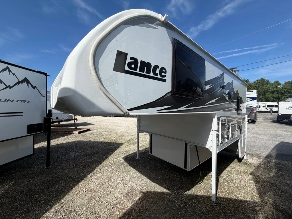 2027 Lance LANCE 825 exterior