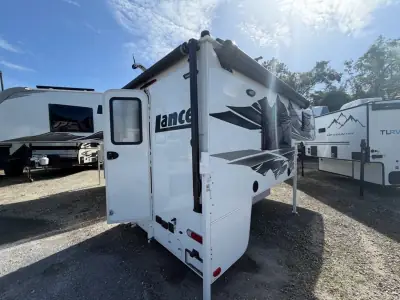 2027 Lance LANCE 825 photo 2