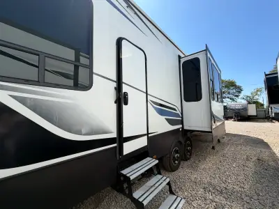 2023 Keystone CARBON 358 photo 18