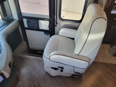 2018 Fleetwood Pace Arrow® LXE 38F photo 26