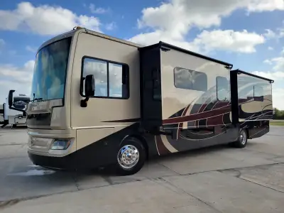 2018 Fleetwood Pace Arrow® LXE 38F photo 4