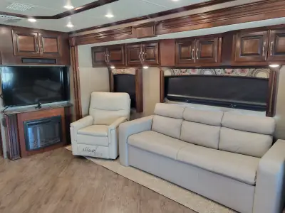 2018 Fleetwood Pace Arrow® LXE 38F photo 9