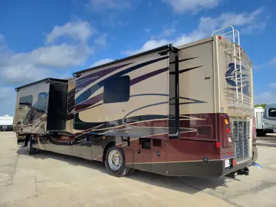 2018 Fleetwood Pace Arrow® LXE 38F photo 5