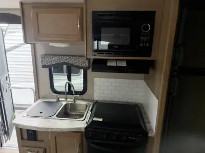 2019 Winnebago Micro Minnie 2108DS photo 18