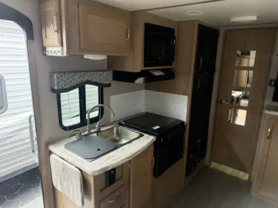 2019 Winnebago Micro Minnie 2108DS photo 13