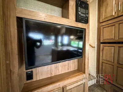 2017 Forest River Rockwood Ultra Lite 2440WS photo 12