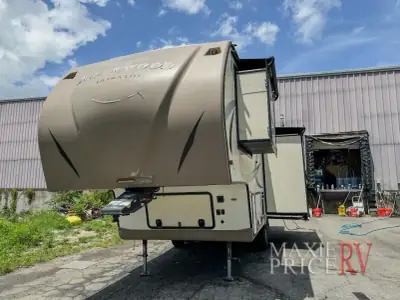 2017 Forest River Rockwood Ultra Lite 2440WS photo 9