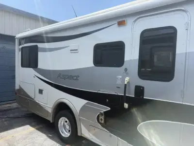 2008 Winnebago Aspect 26A photo 11