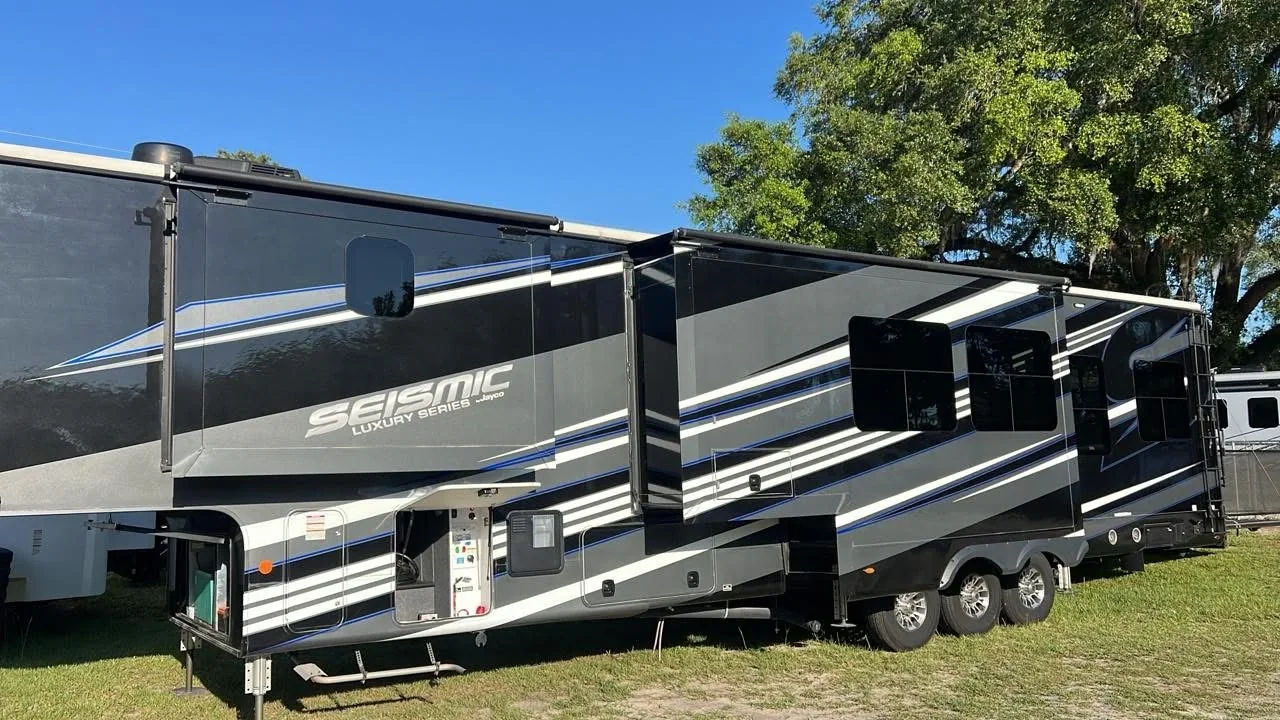 2023 Jayco SEISMIC 4113 exterior
