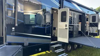 2023 Jayco SEISMIC 4113 photo 2