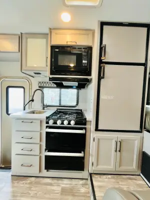2024 Thor Motor Coach FOUR WINDS 22E photo 13