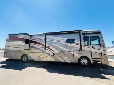 2015 Fleetwood Expedition M-38K photo 2