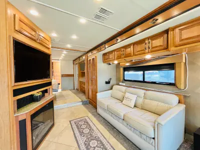 2015 Fleetwood Expedition M-38K photo 12