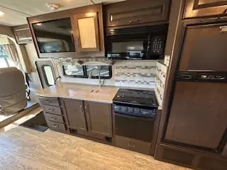 2017 Thor HURRICANE 31S photo 11