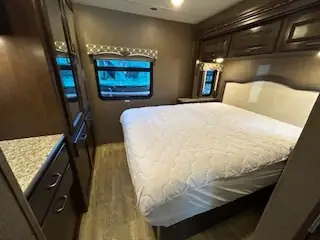 2017 Thor HURRICANE 31S photo 15