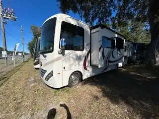 2017 Thor HURRICANE 31S photo 3
