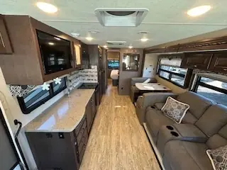 2017 Thor HURRICANE 31S photo 9