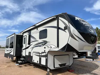 2017 Keystone AVALANCHE 355RK photo 2
