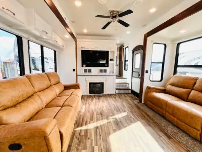 2017 Keystone AVALANCHE 355RK photo 13