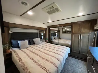 2017 Keystone AVALANCHE 355RK photo 20