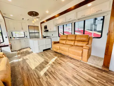 2017 Keystone AVALANCHE 355RK photo 11