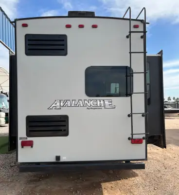 2017 Keystone AVALANCHE 355RK photo 9