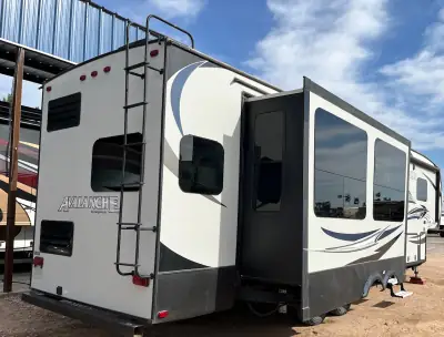 2017 Keystone AVALANCHE 355RK photo 6