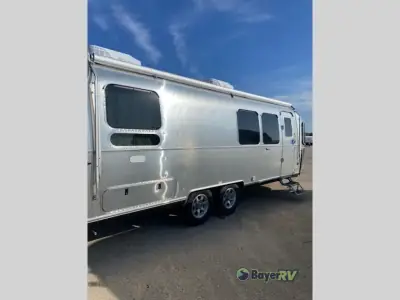 2025 Airstream Flying Cloud 28RB Twin photo 3