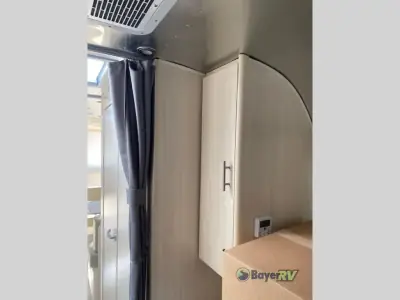 2025 Airstream Flying Cloud 28RB Twin photo 17