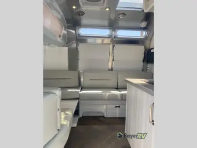 2025 Airstream International 25FB Twin photo 9