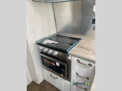 2025 Airstream International 25FB Twin photo 13