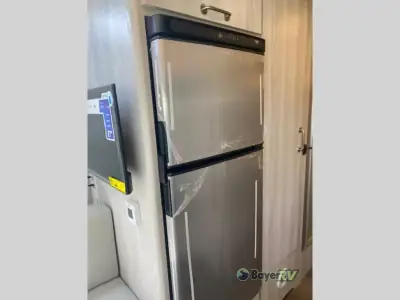 2025 Airstream International 25FB Twin photo 14