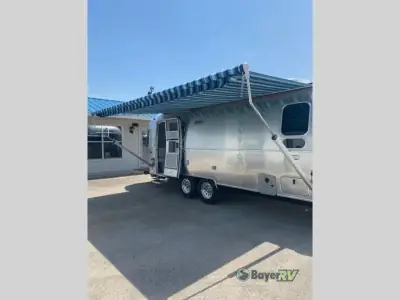 2025 Airstream International 25FB Twin photo 8