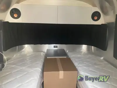 2025 Airstream Flying Cloud 27FB Twin photo 12