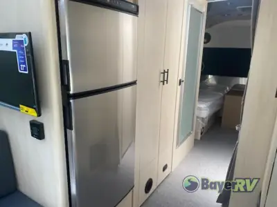 2025 Airstream Flying Cloud 27FB Twin photo 20