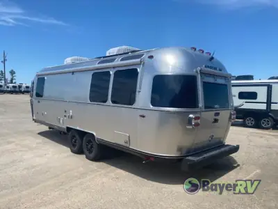 2025 Airstream Flying Cloud 27FB Twin photo 5