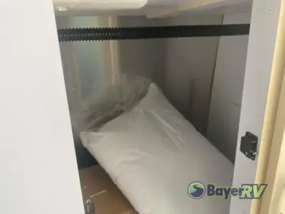2025 Airstream Flying Cloud 27FB Twin photo 16