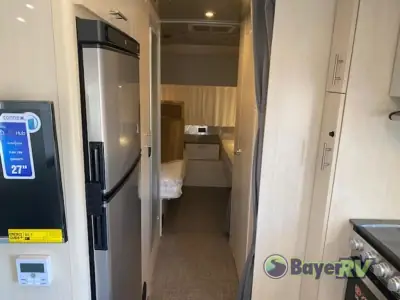2025 Airstream Flying Cloud 25FB Twin photo 12