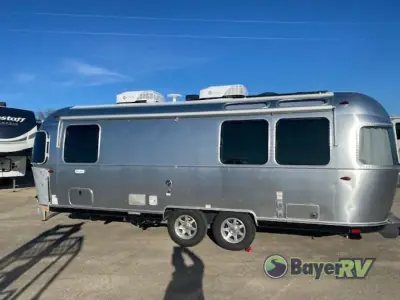 2025 Airstream Flying Cloud 25FB Twin photo 4