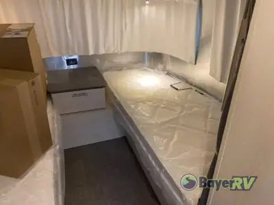 2025 Airstream Flying Cloud 25FB Twin photo 13
