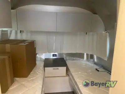 2025 Airstream Flying Cloud 25FB Twin photo 15