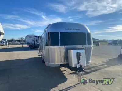 2025 Airstream Flying Cloud 25FB Twin photo 5