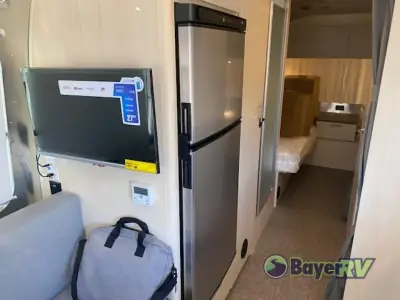 2025 Airstream Flying Cloud 25FB Twin photo 11