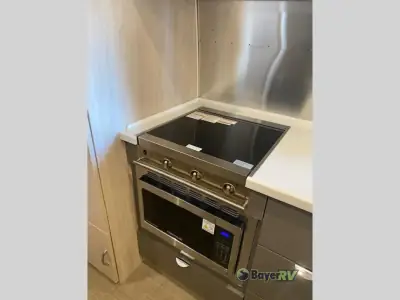 2022 Airstream Globetrotter 27FB photo 13
